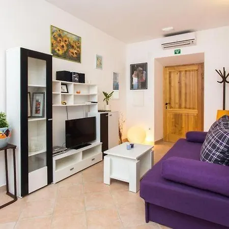 Nila's Place - One Bedroom Apartman *